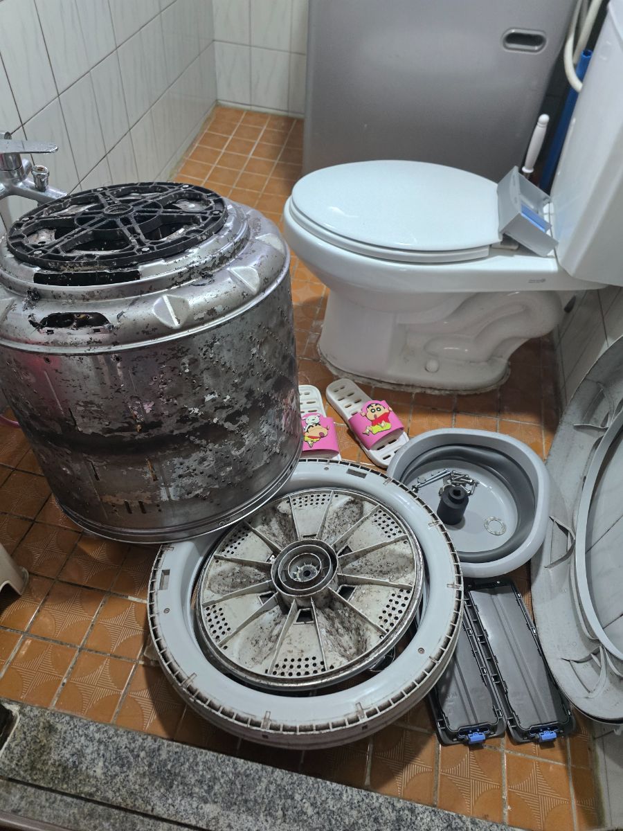 중랑구 세탁기청소 작업 전, 분해해 욕실로 옮긴 속통과 회전판