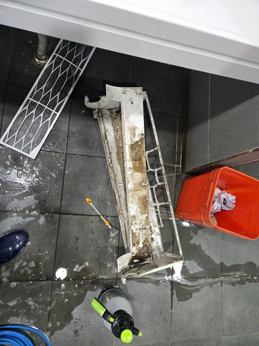 인천 남동구 벽걸이 에어컨 청소 작업 전, 검은 얼룩이 퍼진 하부 케이스