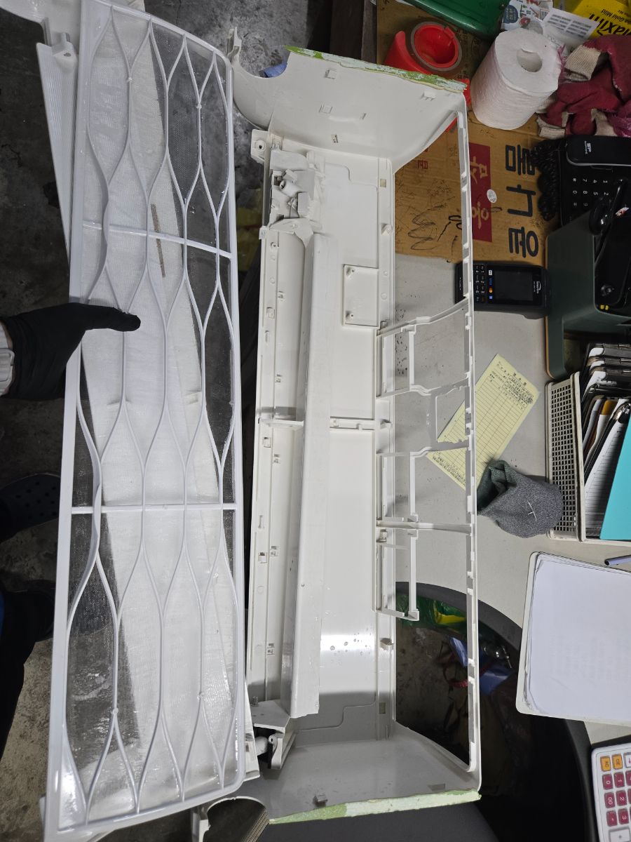 인천 남동구 벽걸이 에어컨 청소 작업 후, 세척을 마친 필터와 하부 케이스