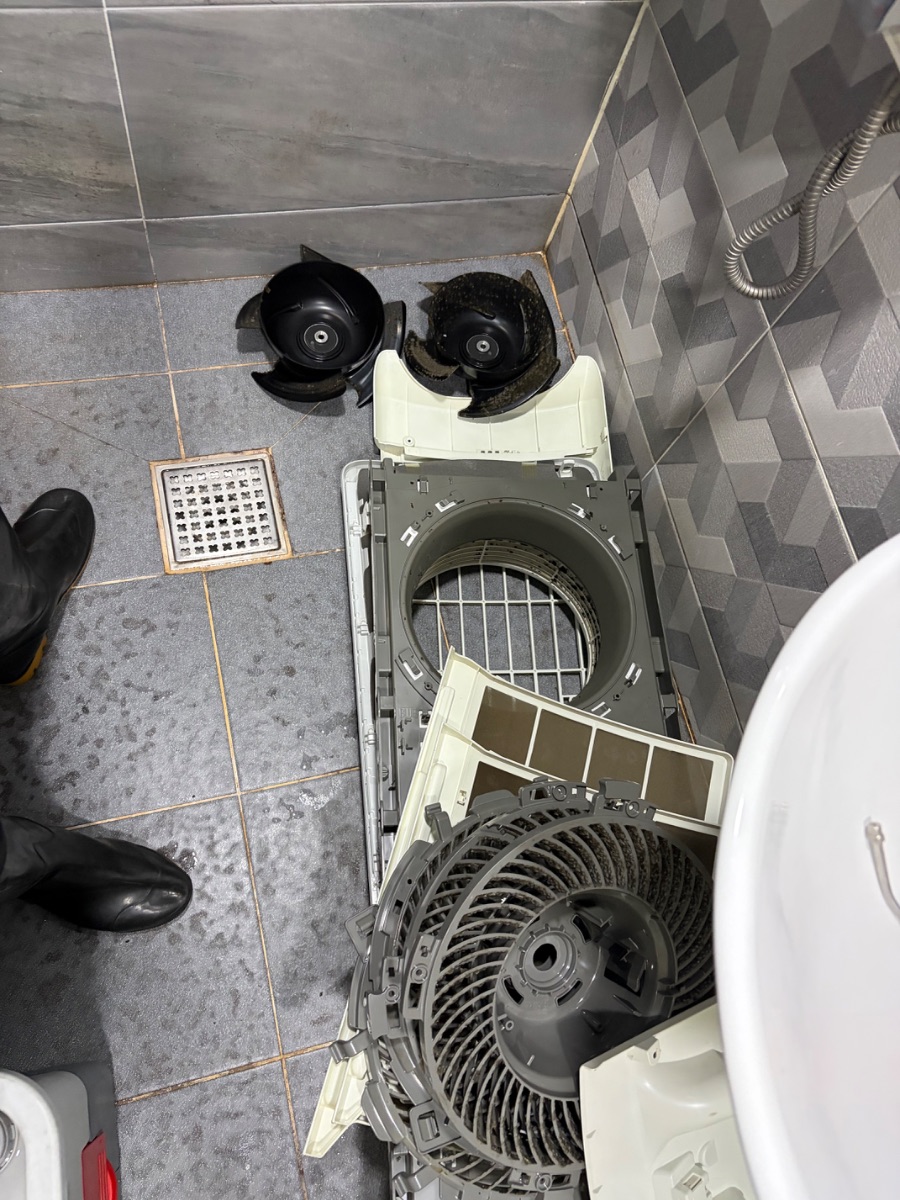 안양 스탠드 에어컨 분해청소 작업 전, 떼어내 바닥에 내려놓은 송풍팬과 그릴