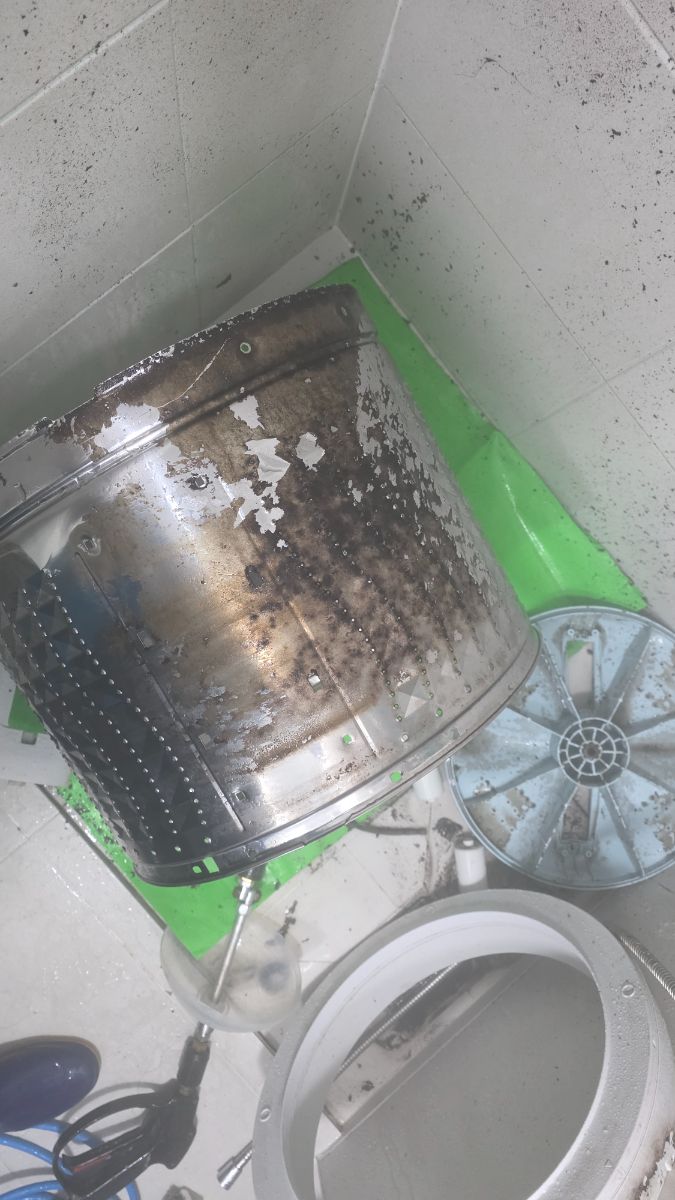 분당 세탁기 분해청소 작업 전, 갈색으로 변색되고 흰 조각이 붙은 속통 바깥면