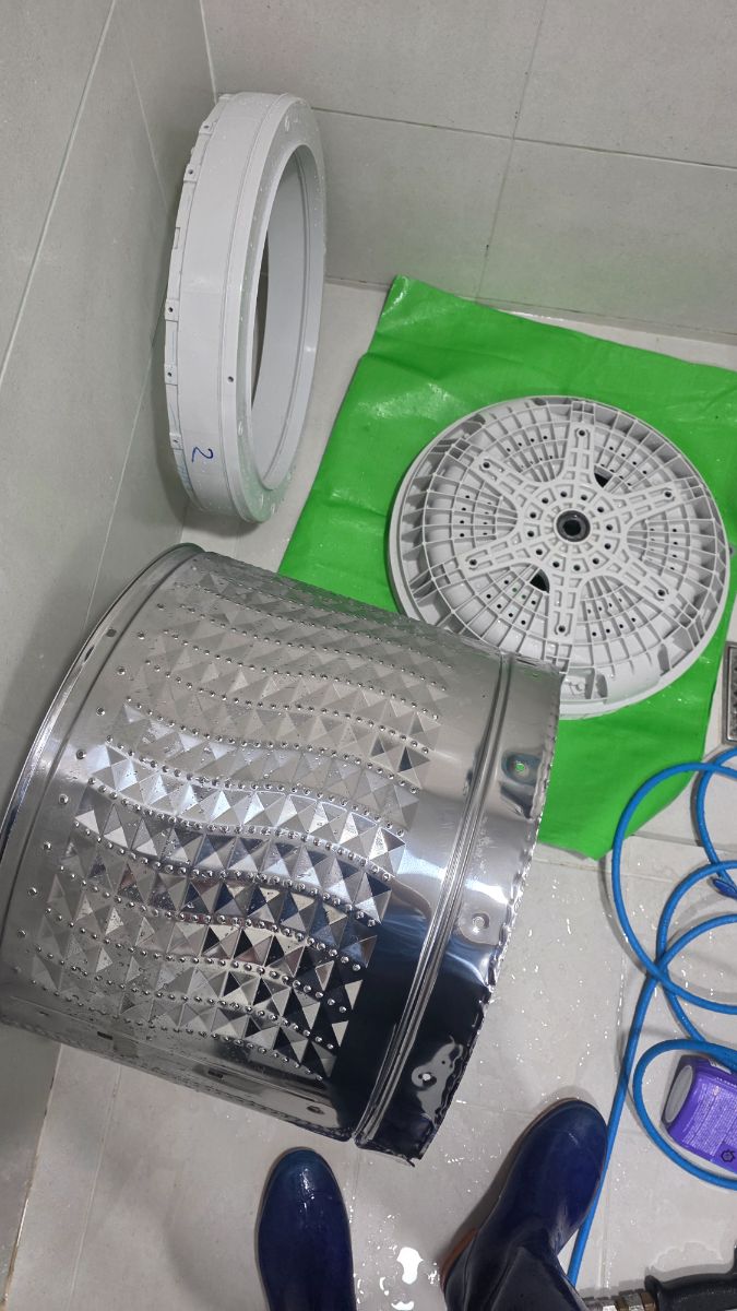 분당 세탁기 분해청소 작업 후, 세척을 마친 밸런스 링과 회전판 뒷면