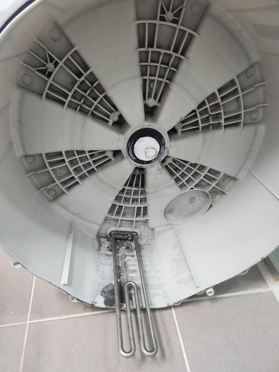 강북 드럼세탁기 청소 작업 전, 테두리에 때가 앉은 바깥통 뒷면