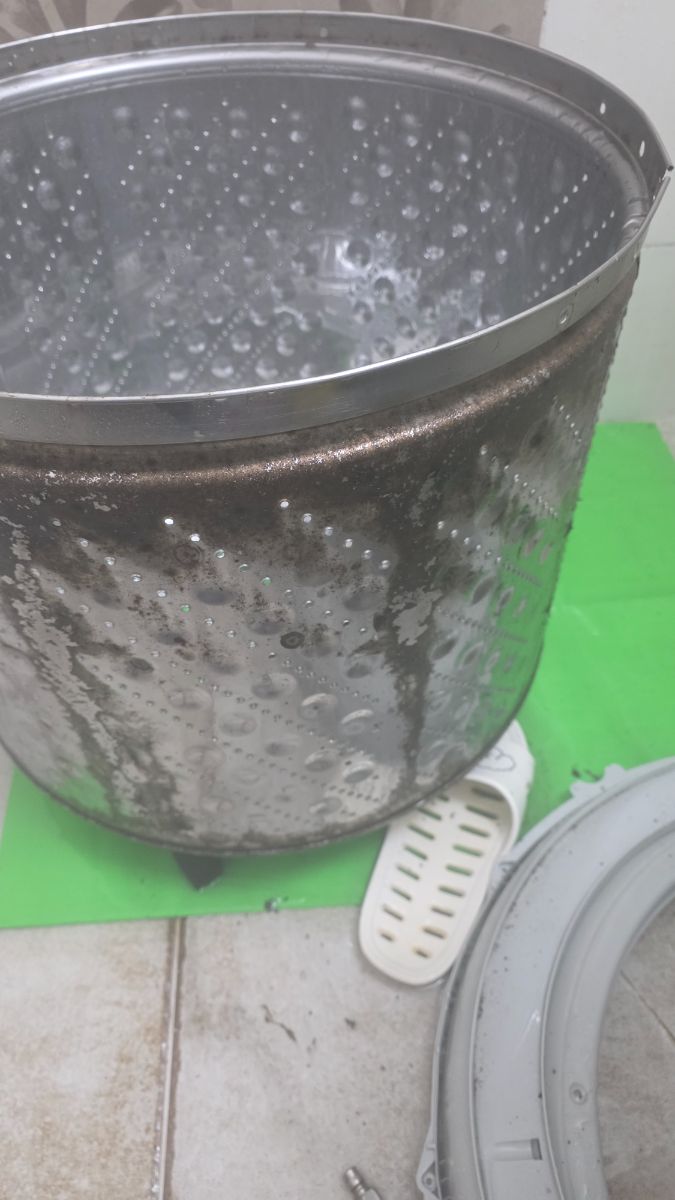 군포 세탁기분해청소 작업 전, 회갈색 때에 덮여 구멍이 가려진 속통 바깥면