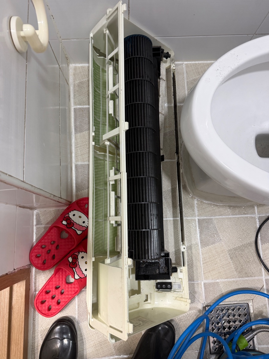 벽걸이 에어컨청소 작업 전, 물 쓰는 자리로 옮겨 세워둔 본체 커버와 송풍팬