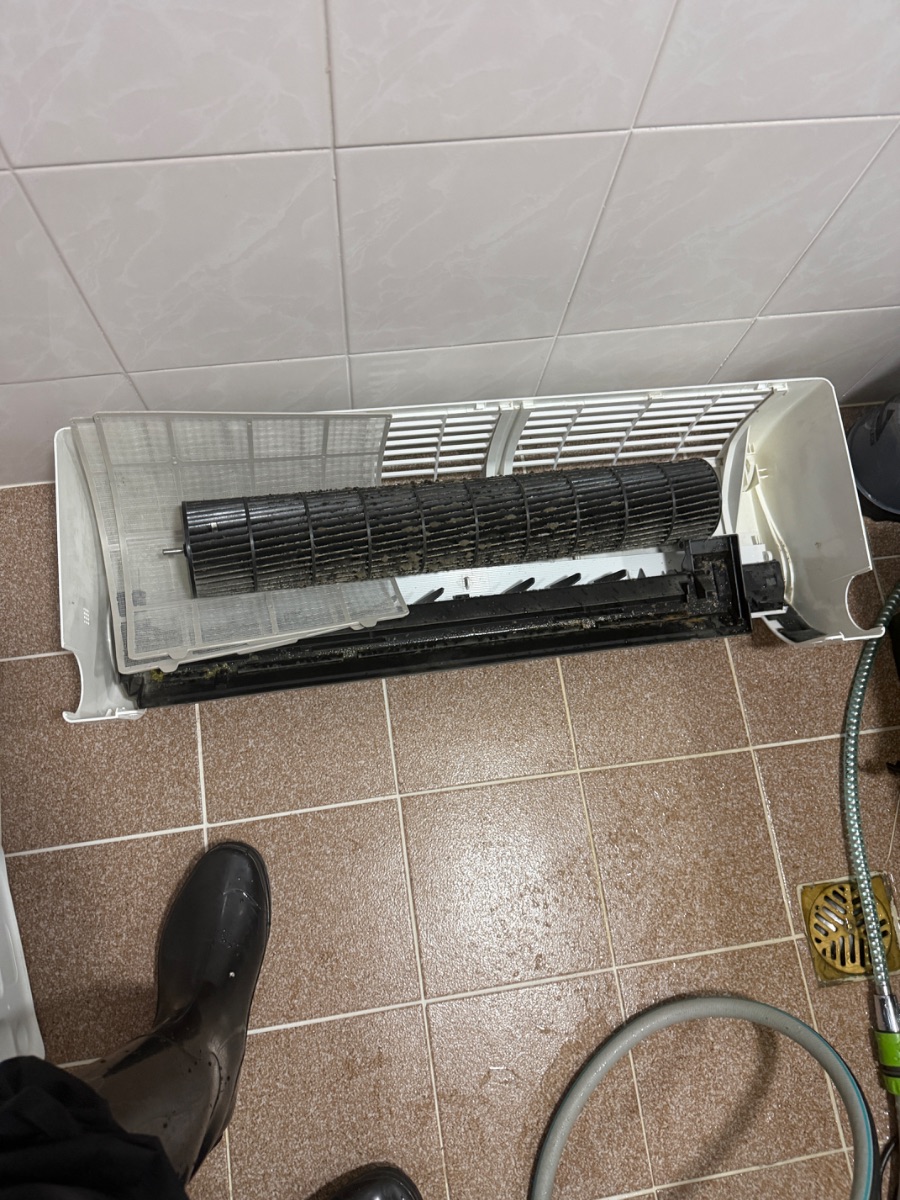 벽걸이 에어컨청소 작업 전, 커버와 필터를 떼고 송풍팬까지 드러낸 본체