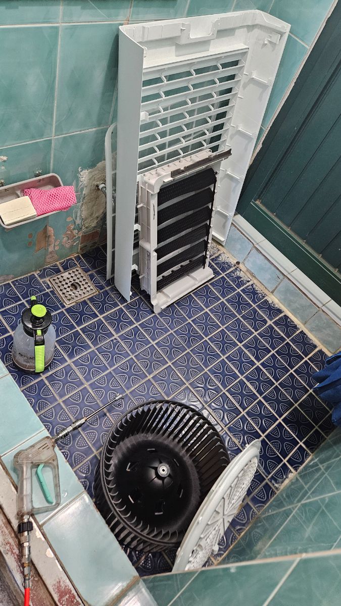 용인 스탠드 에어컨청소, 물 쓸 수 있는 자리로 옮겨 부품을 씻는 모습