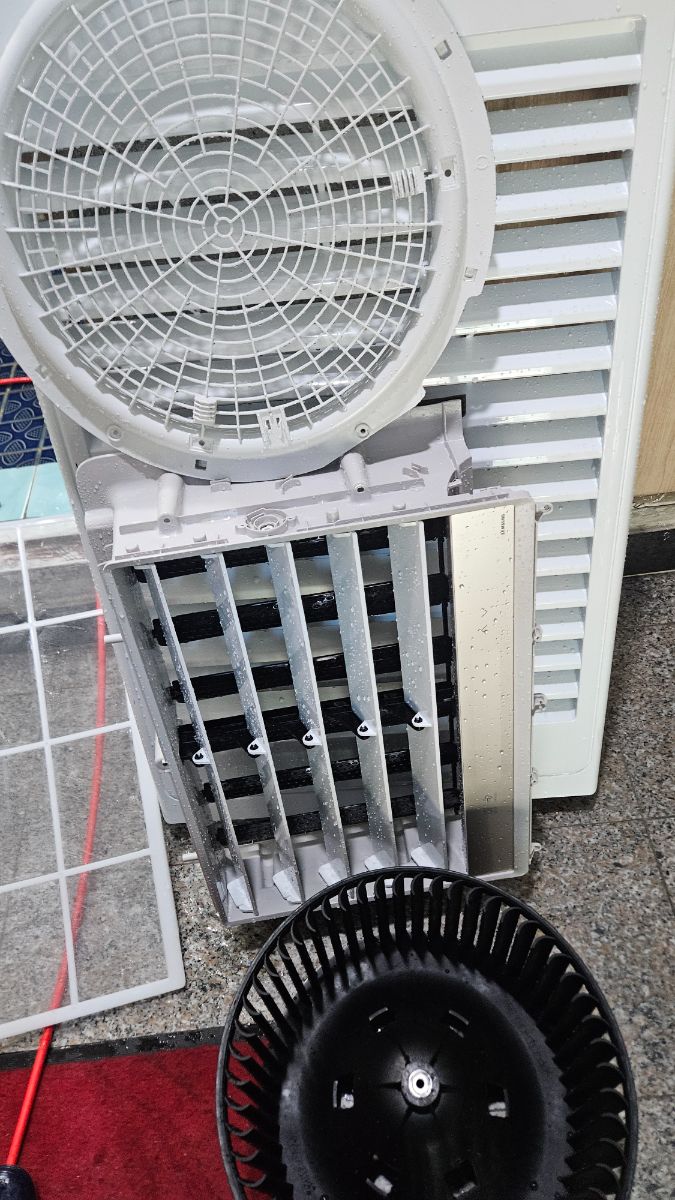 용인 스탠드 에어컨청소 작업 후, 세척을 마치고 물기를 빼는 부품들