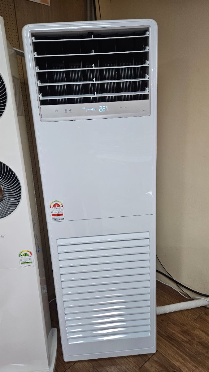 용인 스탠드 에어컨청소 작업 후, 조립을 마치고 켜서 작동을 확인한 모습