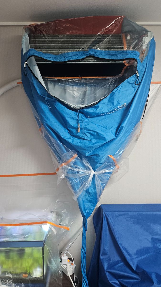 수원 에어컨청소 작업 전, 비닐로 감싸 물길을 잡아둔 벽걸이 본체