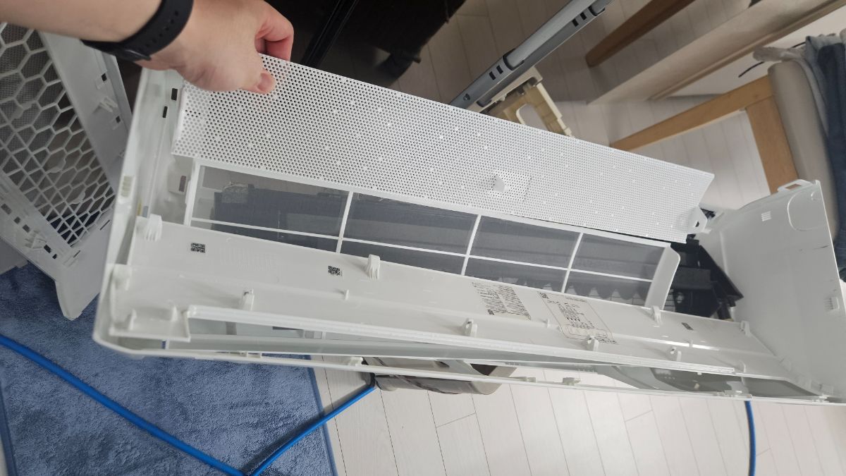 수원 벽걸이 에어컨청소 작업 후, 조립을 마친 벽걸이 에어컨