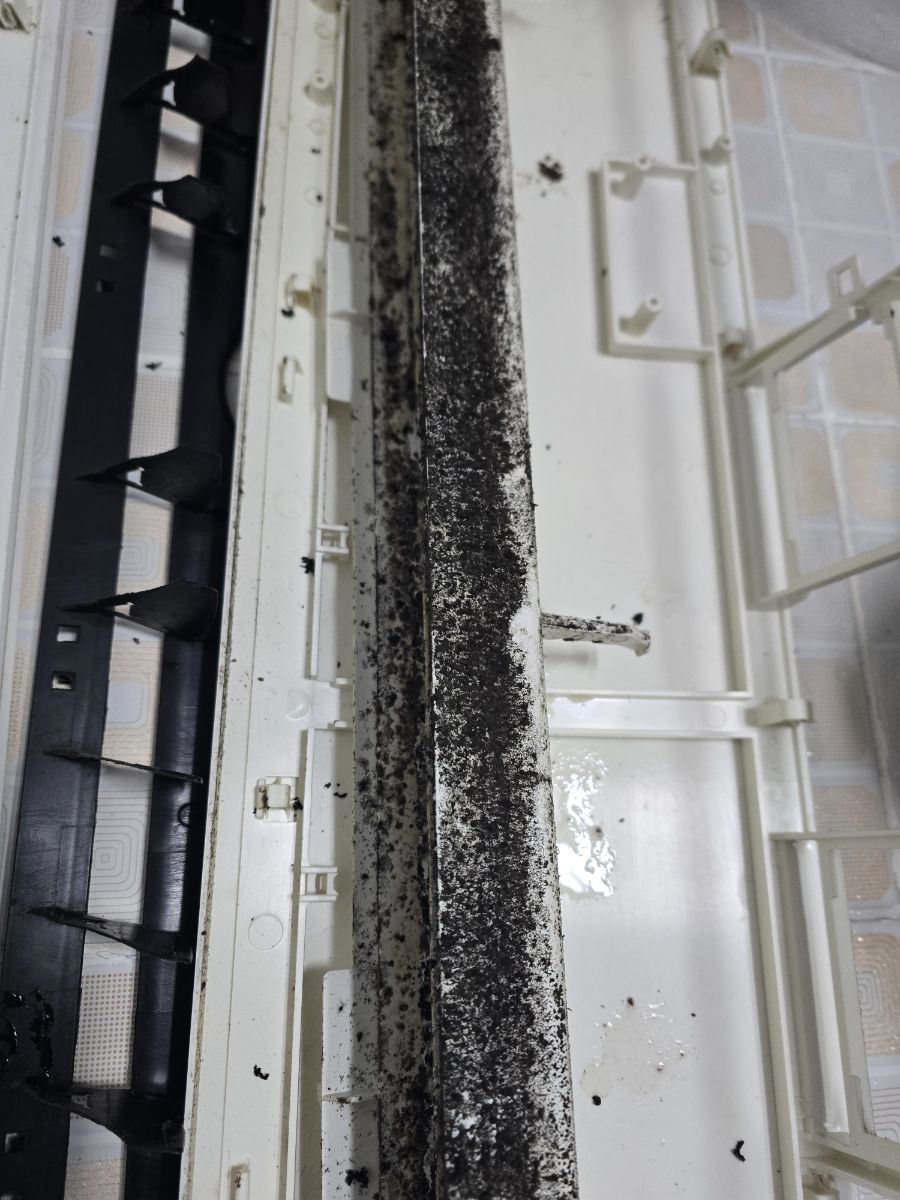 벽걸이 에어컨청소 작업 전, 검은 때가 길게 눌어붙은 물받이 홈